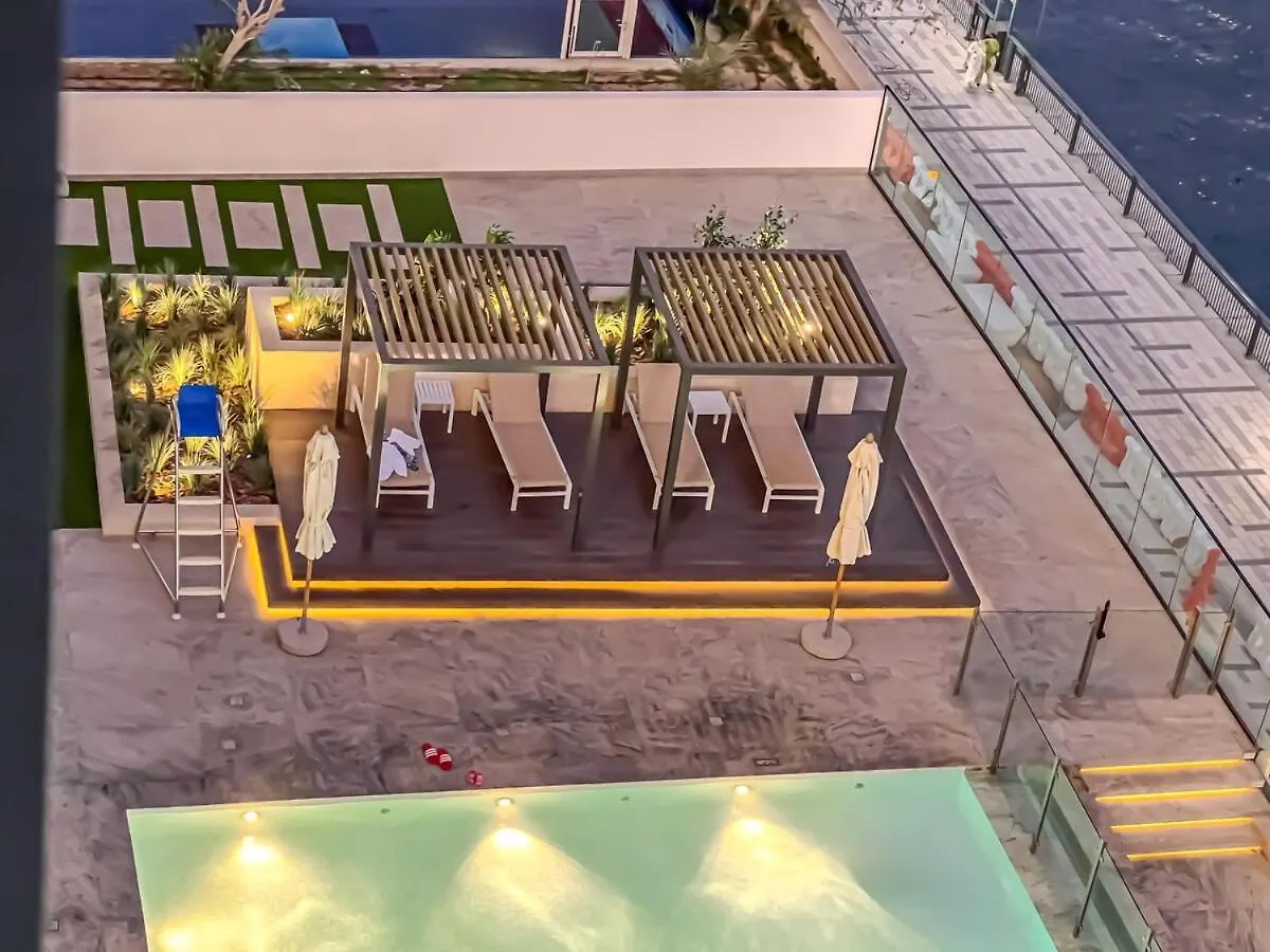 Modern Canal-View Studio Dubai Apartment